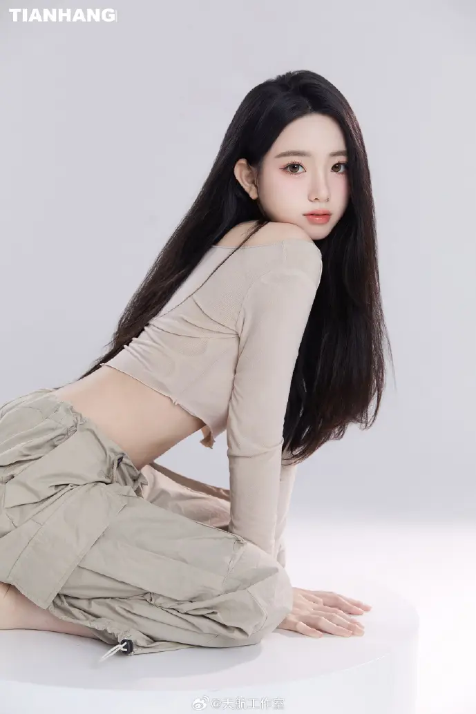 用户面对手机存储不足的焦虑表情